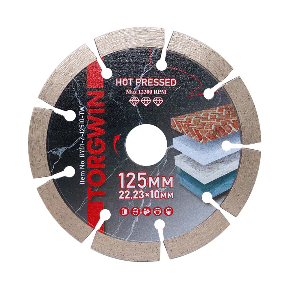 तातो प्रेस गरिएको सेर्गेड डायमंडले क concrete ्क्रीट काट्नको लागि ब्लेड गरेको ब्लेड देखियो